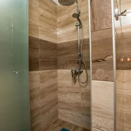Rea Hotel *